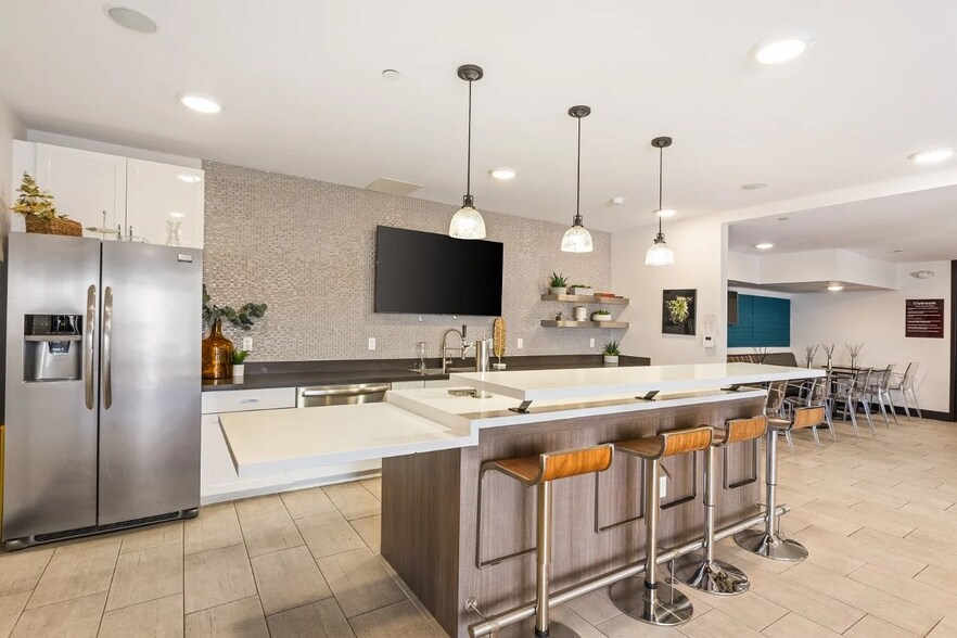 Building Photo - 2900 E 16th Ave