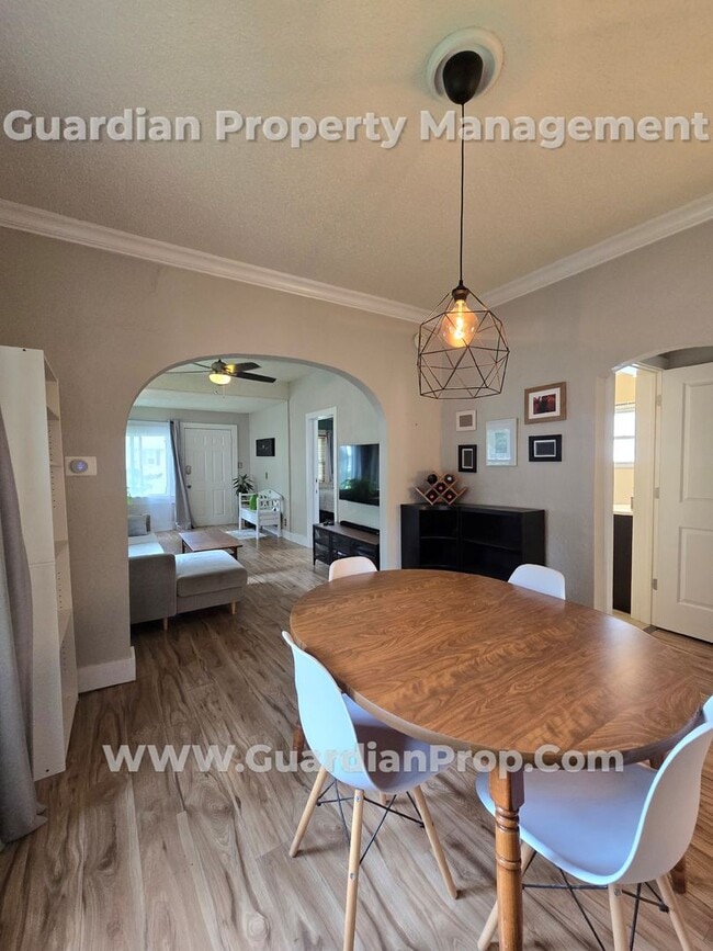 Building Photo - South Minneapolis home with living on the ...