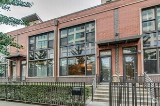 Building Photo - 909 N Kingsbury St