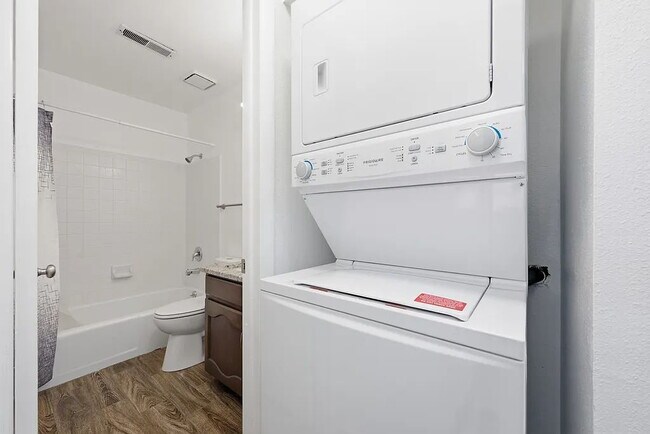 Building Photo - Beautifully remodeled and move in ready, this updated 1-bed, 2-bath condo sits in the heart of do...