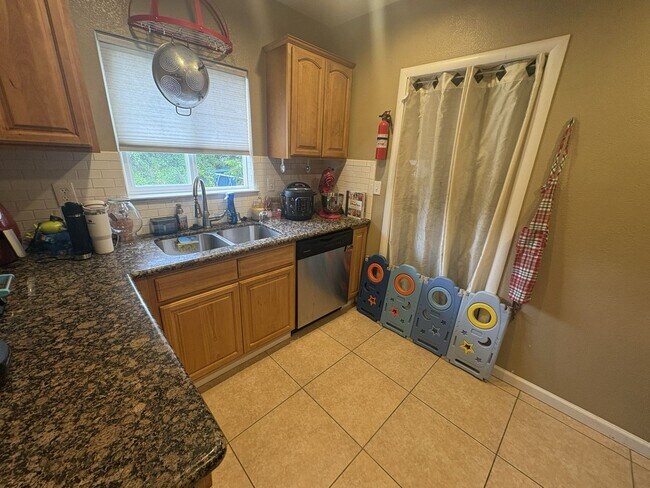 Building Photo - Cozy 2 Bedroom Near Downtown! – Available now for rent! CALL US TODAY!