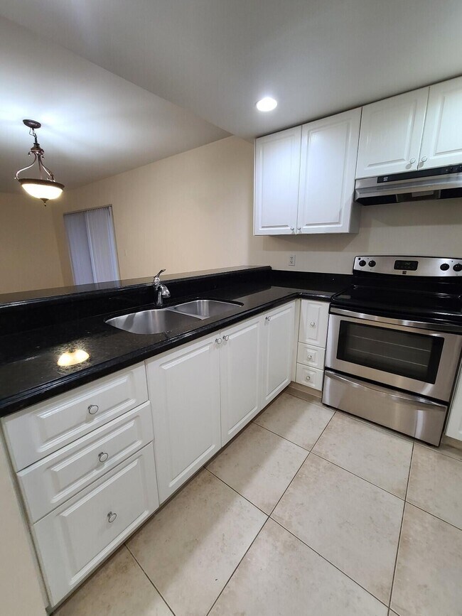 Building Photo - 1547 Lake Crystal Dr
