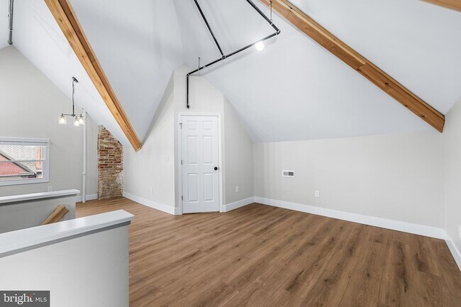 Building Photo - 320 W King St