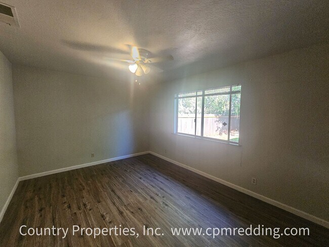 Building Photo - Spacious House with Landscaper Included Av...