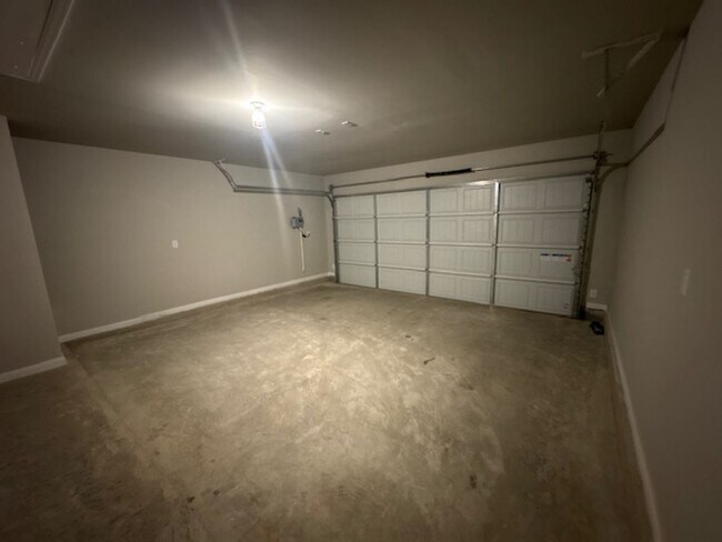 Building Photo - AVAILABLE NOW; APPLY AT OUR WEBSITE TODAY!!