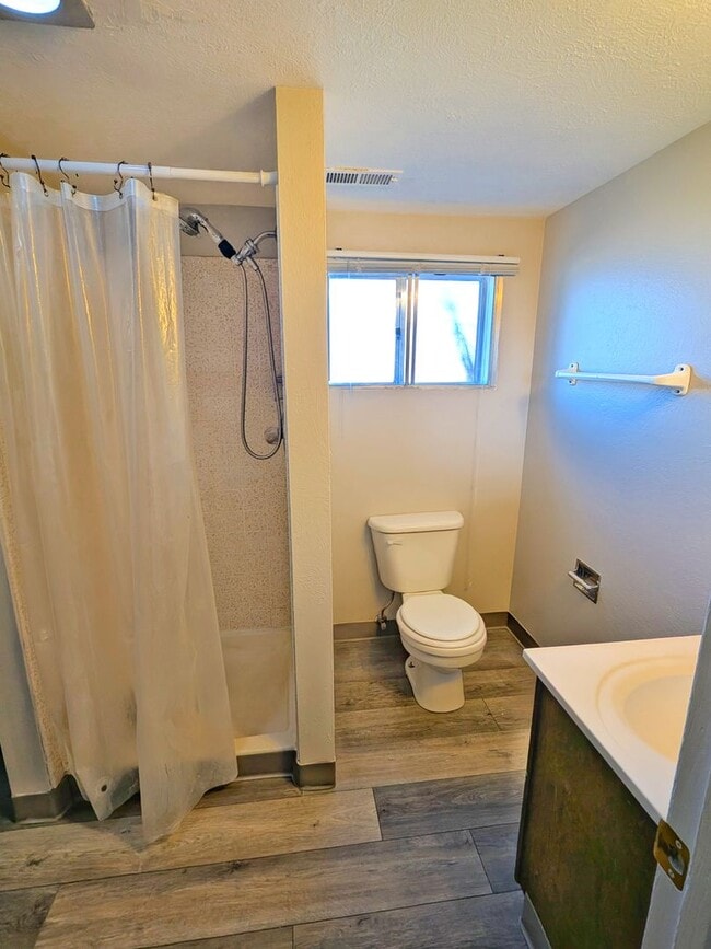 Building Photo - 5 Bedroom Three Bath, Great Location