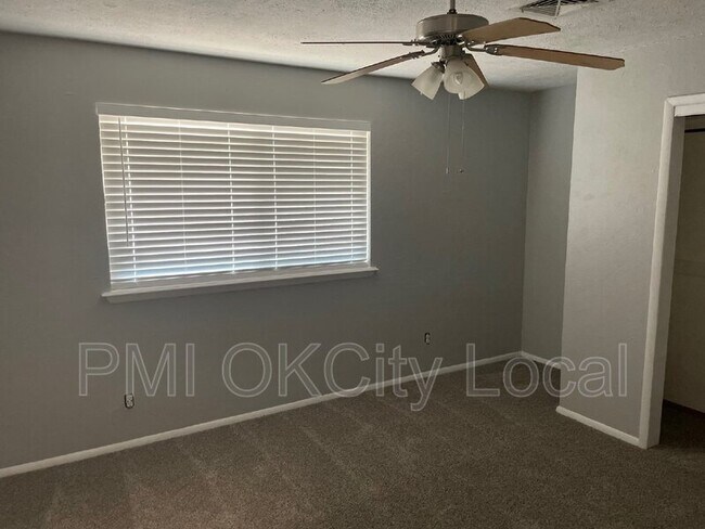Building Photo - 3708 N Eagle Ln