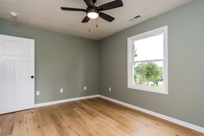 Building Photo - Newly renovated 4 Bedroom 3 Bathroom Home ...