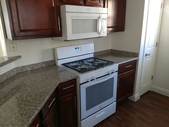 Building Photo - ***MOVE IN SPECIAL*** 3 Bedroom 2 bathroom Northwest condo