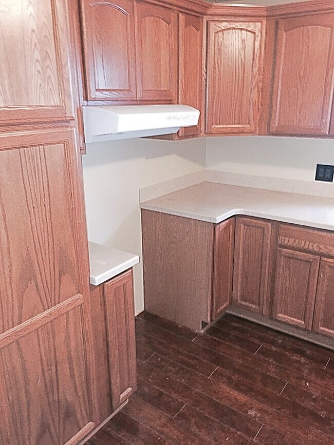 Building Photo - 2 bedroom/ 1 bathroom ranch with porch on double lot available!