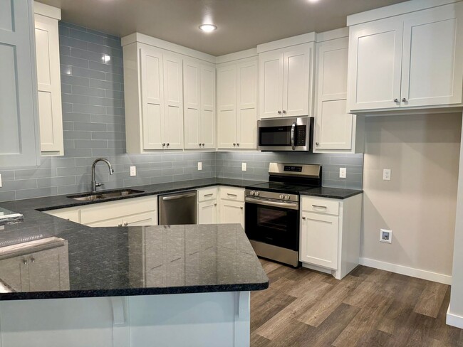 Building Photo - Brand NEW Large 1 Bed, 1 Bath in Beautiful...