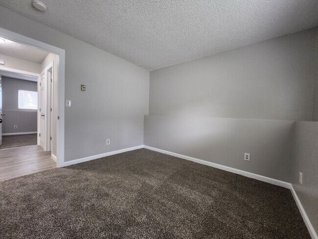 Building Photo - 2922 Straus Ln