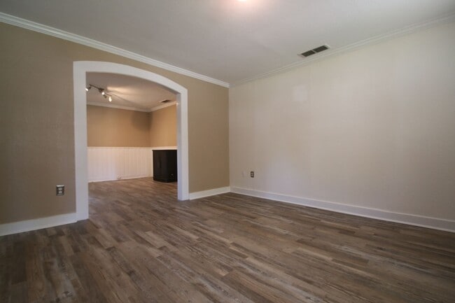 Building Photo - (("Wake Up in a Home YOU Love")) 2/2 STUNNING House Close to Exciting Downtown Fort Worth! An ABS...