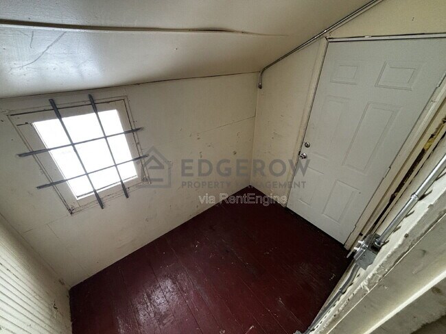 Building Photo - 1010 Helen St NE