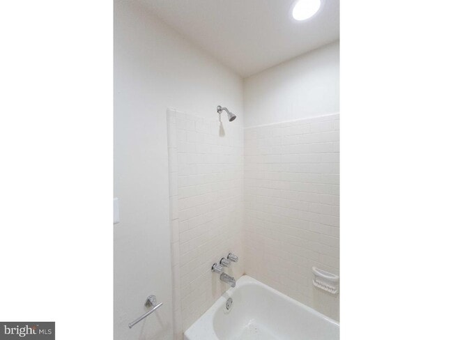 Building Photo - 413 S 11th St