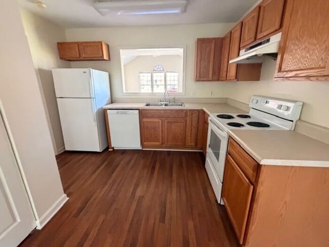 Building Photo - Beautiful and spacious! Ready for move in!