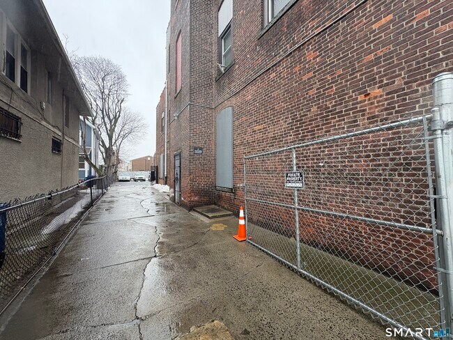 Building Photo - 568 Newfield Ave