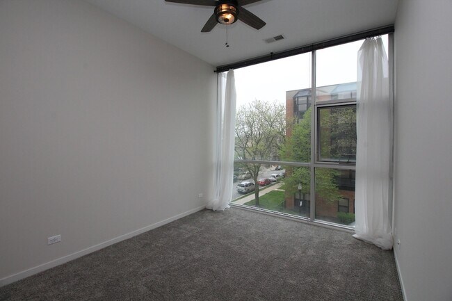 Building Photo - 1540 W Fullerton Ave