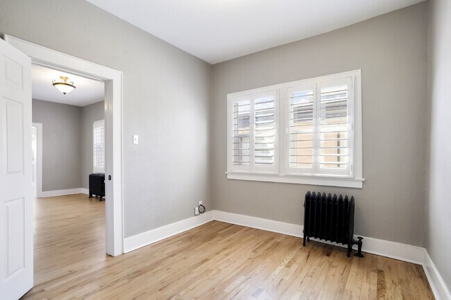 Building Photo - Two-Story Apartment with Parking in Uptown