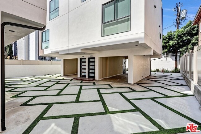 Building Photo - 1309 N Sycamore Ave