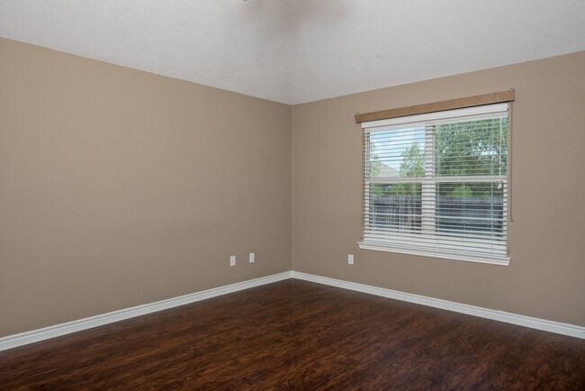 Building Photo - August Pre-Lease! Beautiful 3 Bed, 2 Bath ...