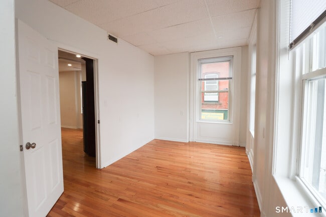 Building Photo - 140 State St