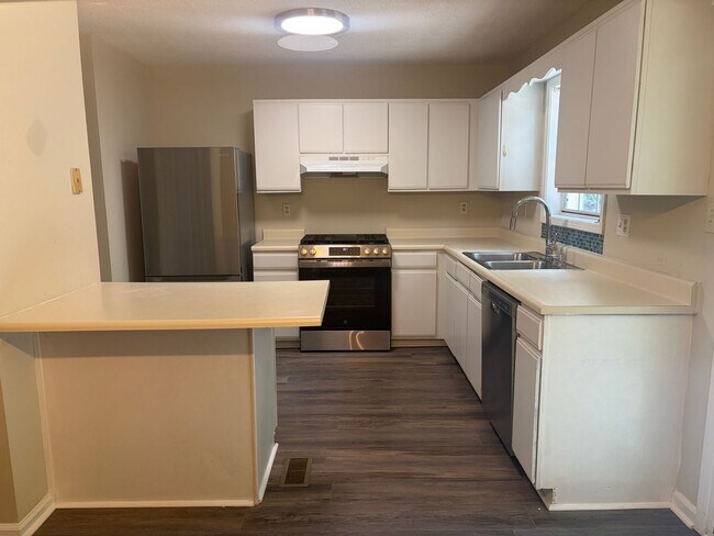 Building Photo - Stepless Townhome
