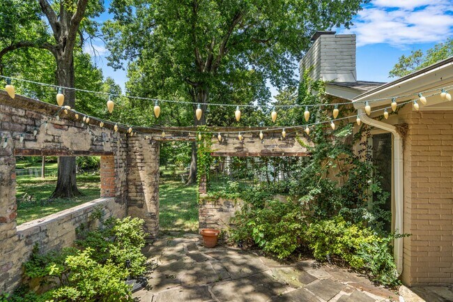 Building Photo - Totally renovated open concept with vaulted ceilings
