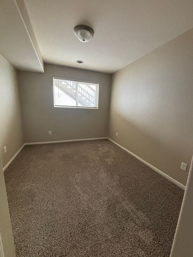 Building Photo - 3 Bedroom Townhome!