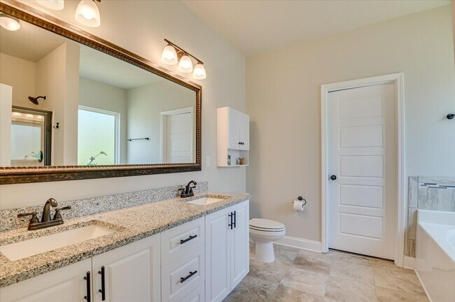 Building Photo - 210 Pebble Ln