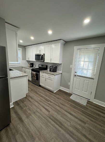 Building Photo - 662 Forest Ave