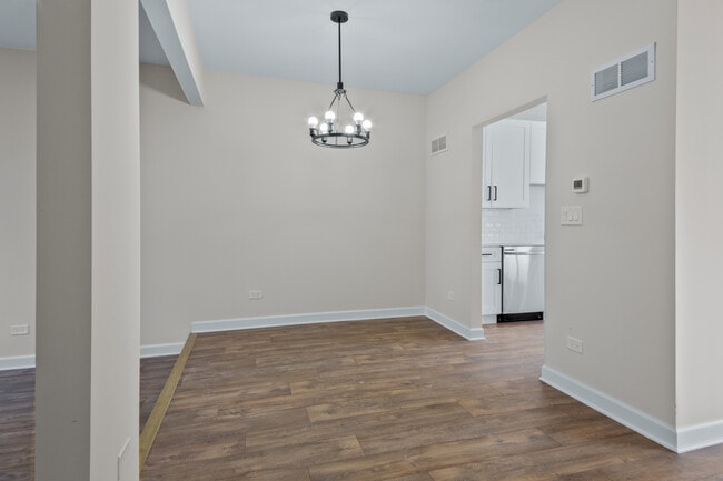 Building Photo - 546 W Parkside Dr