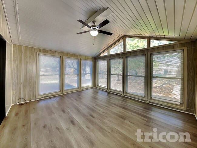 Building Photo - 3014 Silver Fox Dr