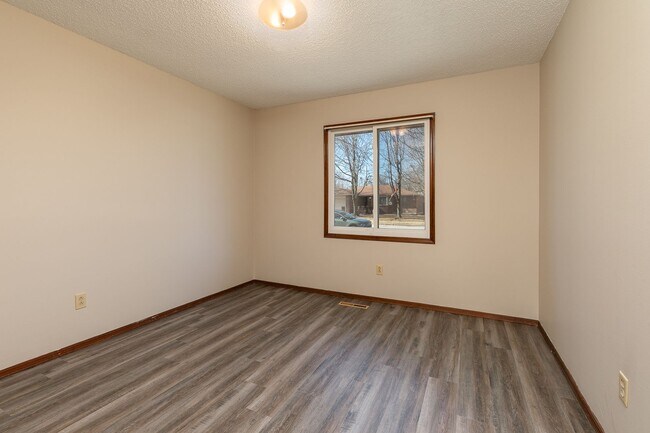 Building Photo - Updated 5 bedroom | 2 bath | 2 car garage | WALK OUT BASEMENT | Fenced backyard | Close to downto...