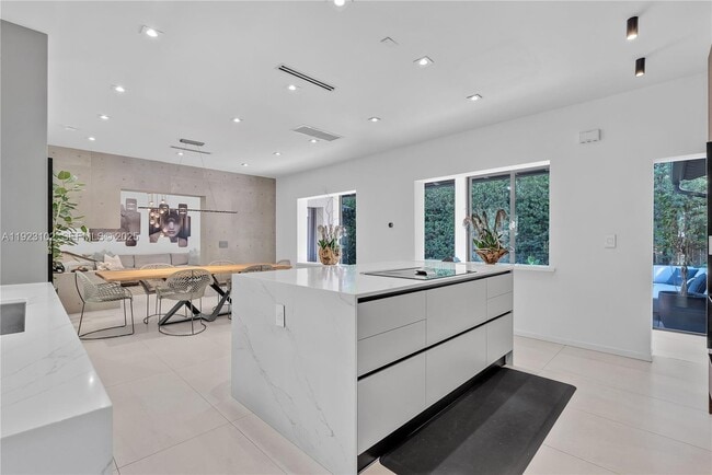 Building Photo - 725 W 49th St