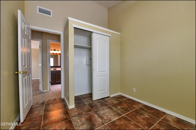 Building Photo - 683 Teichelkamp Dr