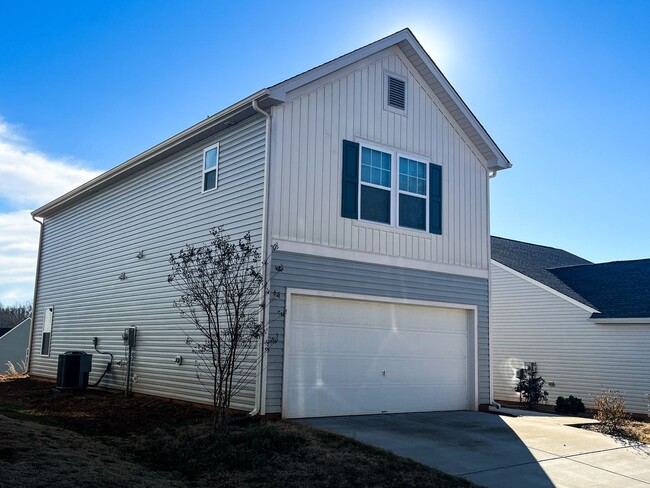 Building Photo - Beautiful 3 bedroom, 2 1/2 bathroom home i...