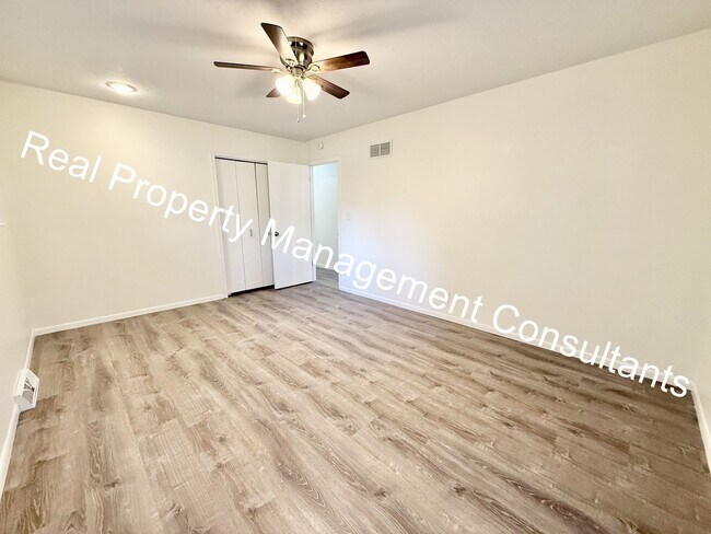 Building Photo - 3 bed 2.5 bath Private Oasis