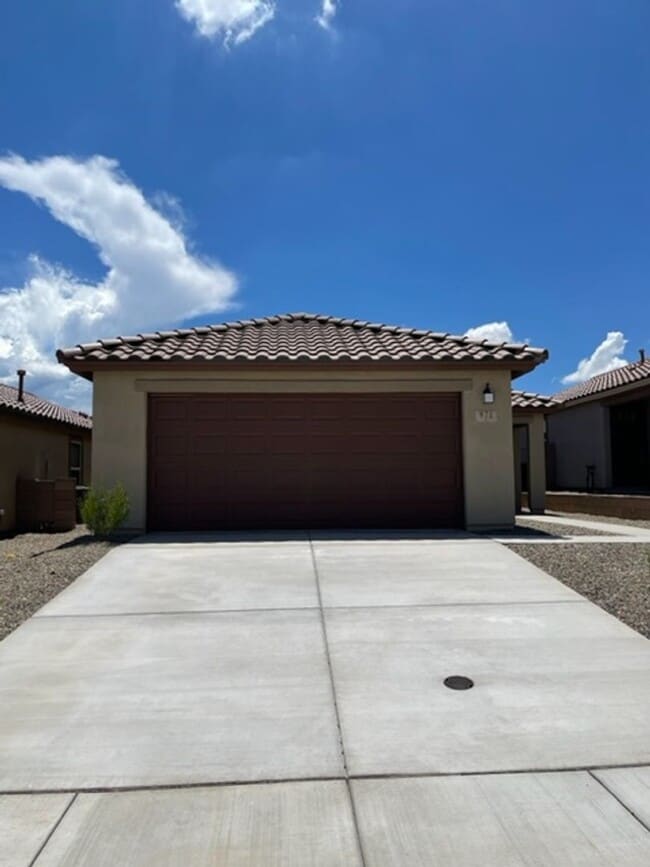 Building Photo - Sahuarita- 3 bedroom/ 2 bathroom single st...