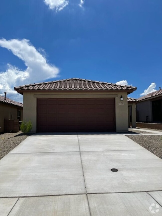 Building Photo - Sahuarita- 3 bedroom/ 2 bathroom single st...