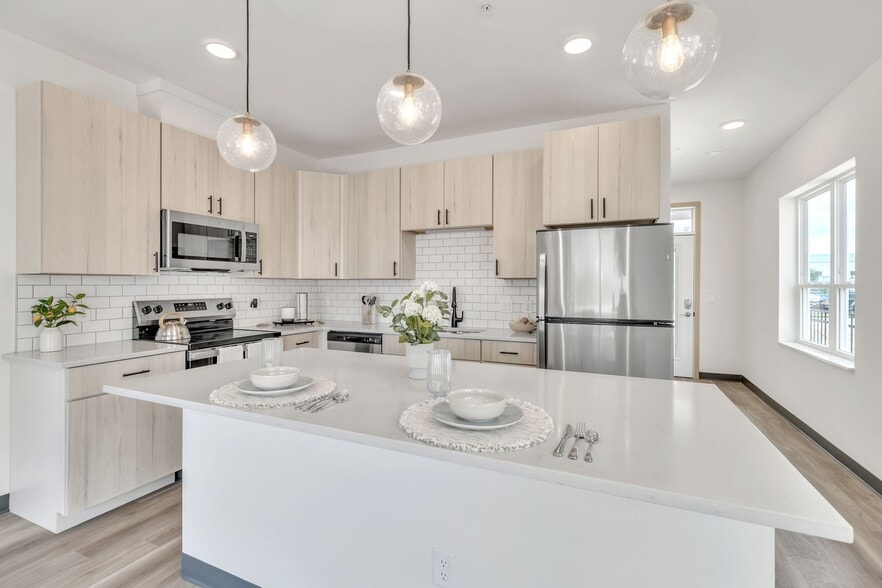 Primary Photo - Broadway Lofts and Townhomes