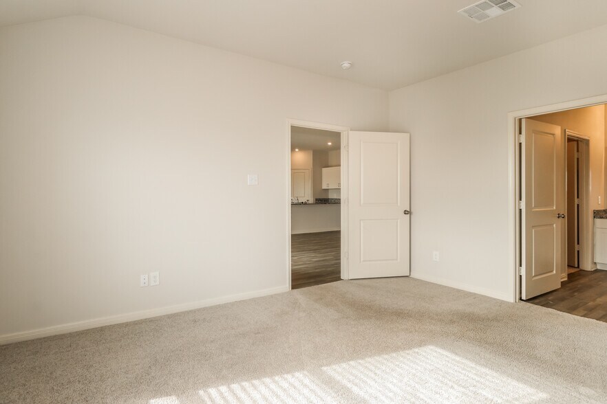 Building Photo - 136 Rustic Trce