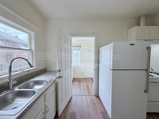 Building Photo - 860 W 56th St