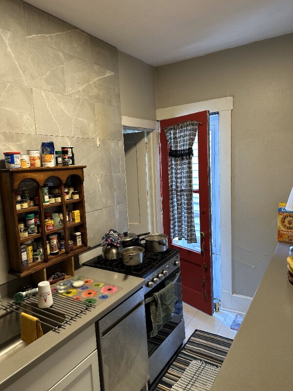 Building Photo - 933 Spaight St