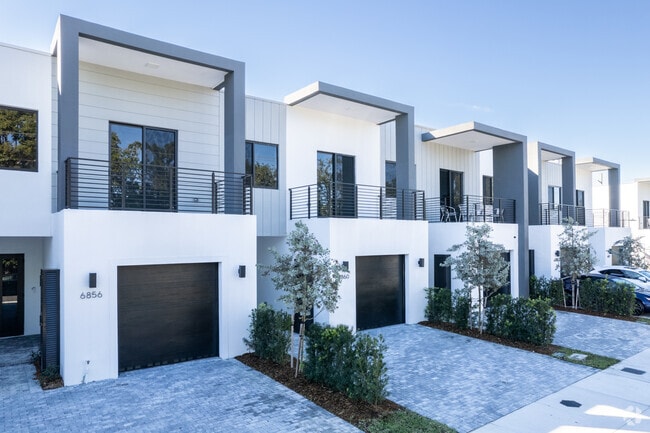 Building Photo - Somi Townhomes