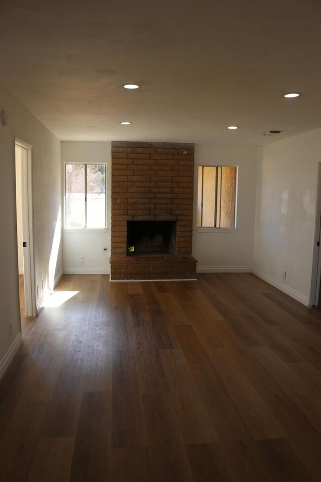 Building Photo - Spacious 3-Bedroom Home with Central A/C, ...