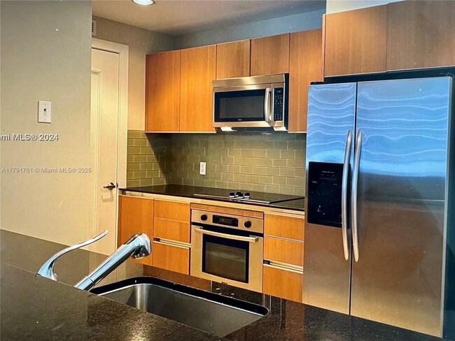 Building Photo - 1060 Brickell Ave