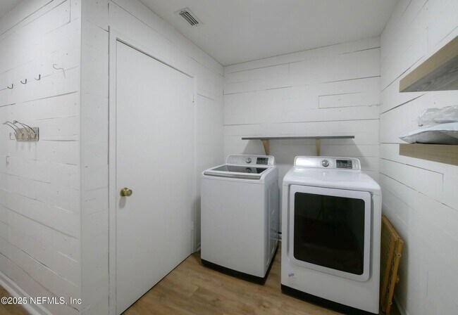 Building Photo - 231 Otterwood Ct