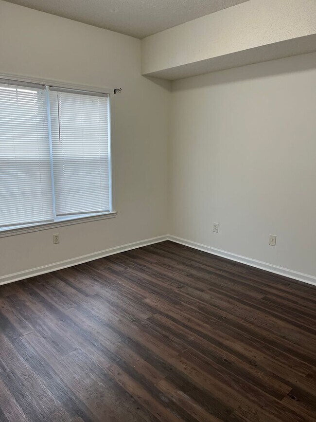 Building Photo - Spacious condo in excellent location