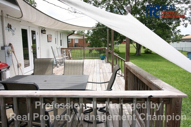 Building Photo - Furnished and Updated 4 BD/2.5 BA Home wit...